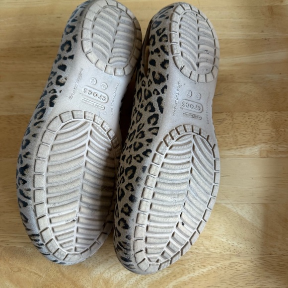 Crocs Kadee Ballet Flat Leopard Animal Print Sz 7 Slip On Work Comfort Casual - Picture 3 of 9